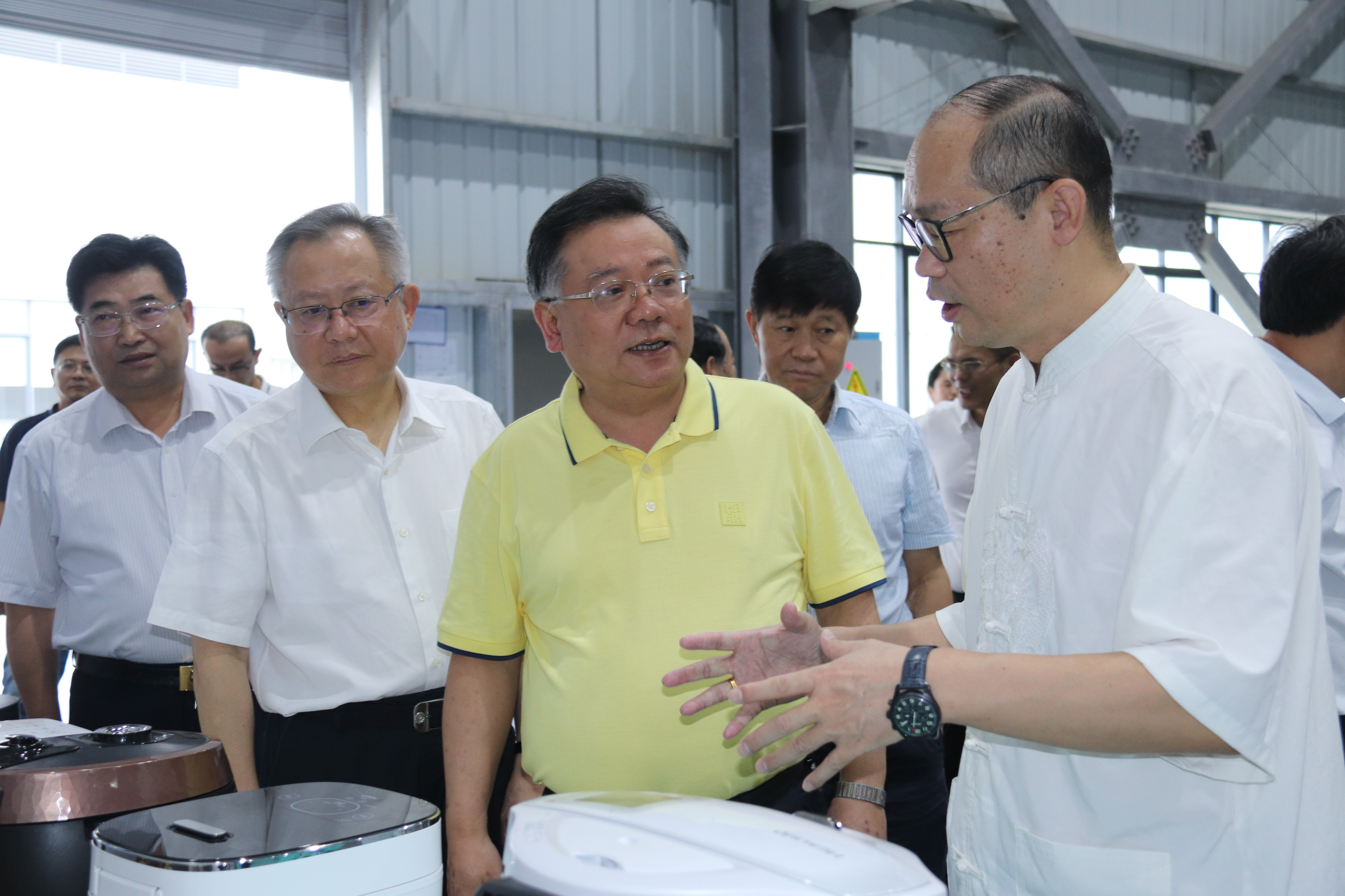 湖南省政協(xié)黨組成員、副主席易鵬飛等省政協(xié)赴邵陽經(jīng)開區(qū)拓浦精工產(chǎn)業(yè)項目調(diào)研團(tuán)一行